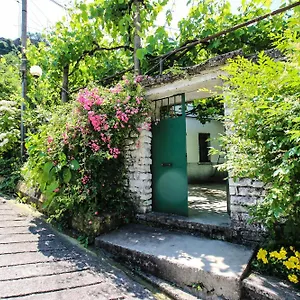 Flora's 'the Fir Gate' , Gjirokastër Albanië